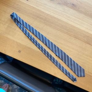 Men’s Banana Republic neck tie.